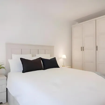 Charming 4 Bed In Centro Historico דירה *